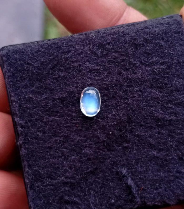 Natural Moonstone with Blue Sheen in oval cabochon cut 0.74 carats, Sri Lanka